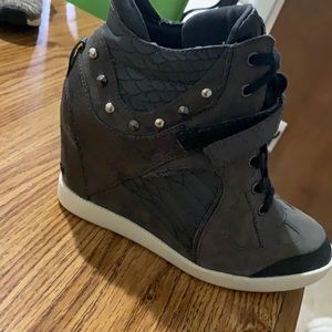 women wedge 4" used. Guess